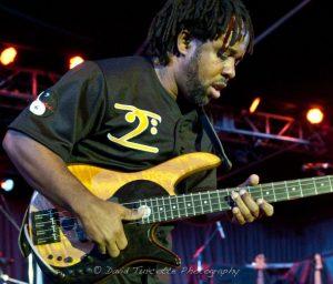 … würde eher den Drummer muten statt seinen Slap-Bass: Über-Bassist Victor Wooten | Quelle: http://www.thefullframe.com/2011/03/victor-wooten-the-berks-jazz-fest/